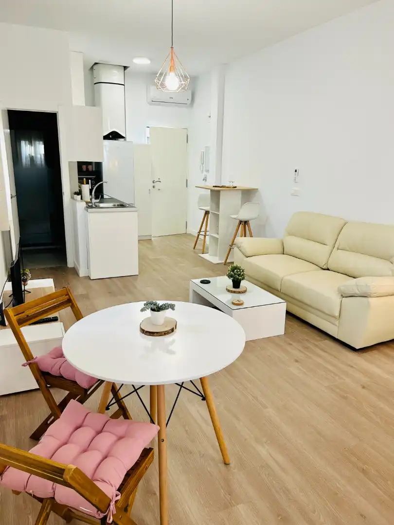Sala d'estar de Apartament en venda en Córdoba amb Aire condicionat, Jardí privat i Moblat