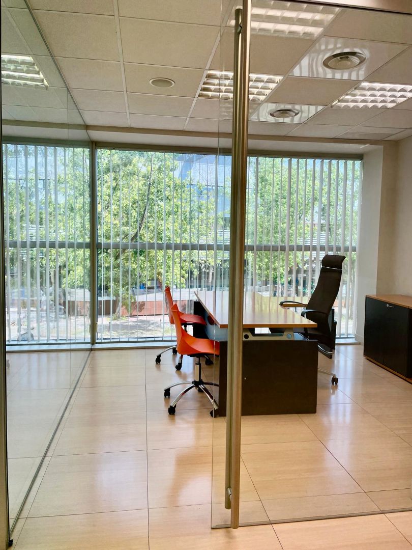 Oficina de lloguer a Avinguda Corts Catalanes, 8, Roquetes - Can Magí