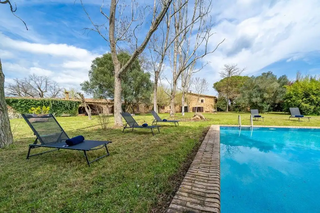 Casa rústica amb piscina en venda a Llagostera