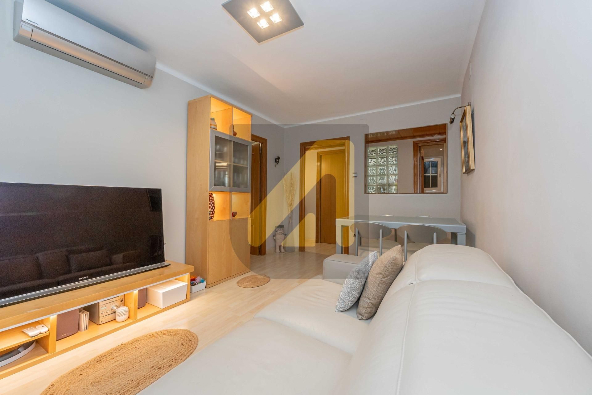 Living room of Apartment for sale in Esplugues de Llobregat  with Air Conditioner, Heating and Parquet flooring