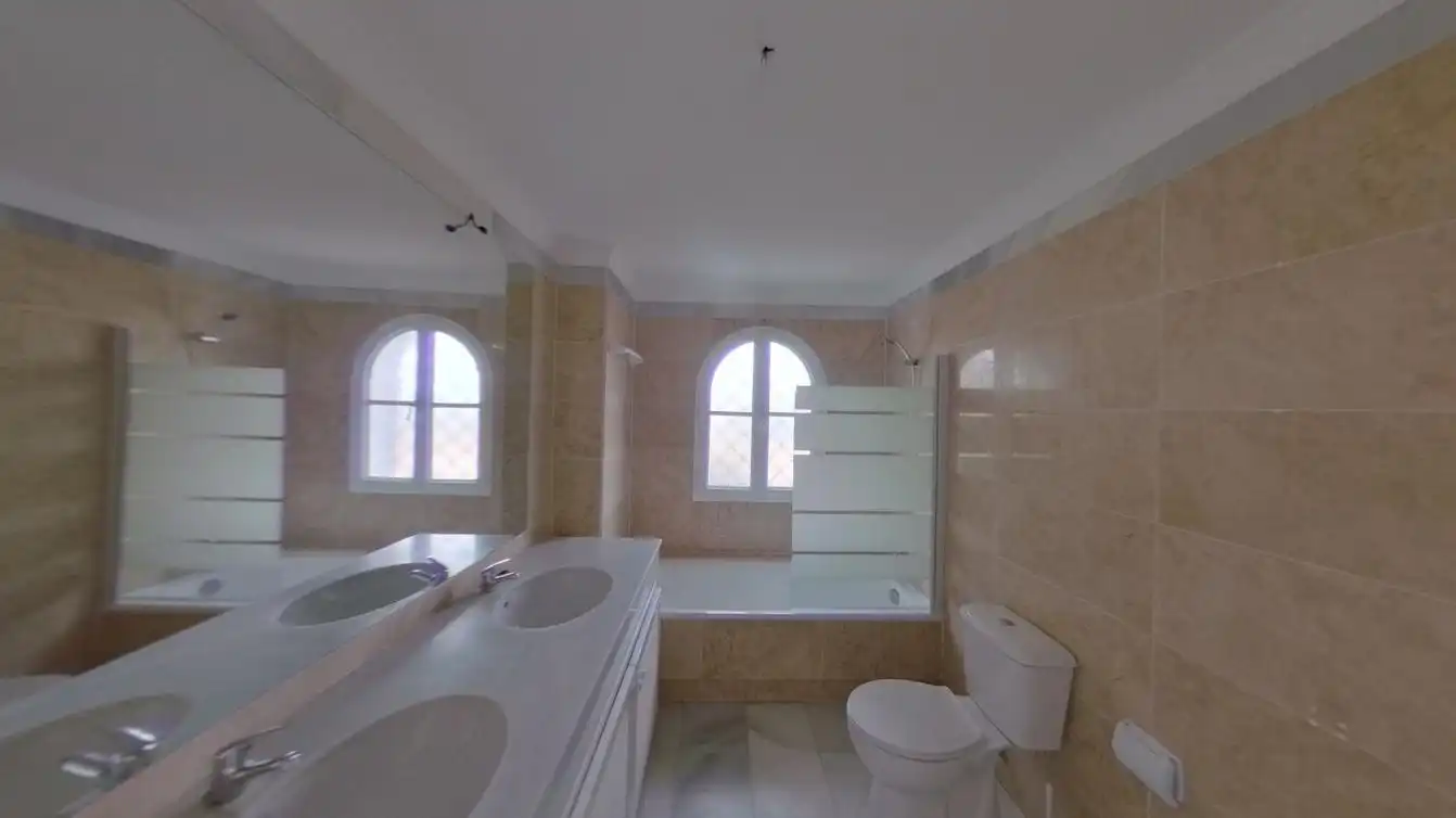Bany de Casa adosada en venda en Estepona amb Aire condicionat i Piscina
