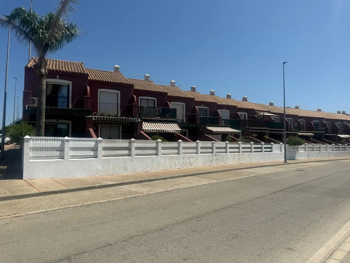 Vista exterior de Casa adosada en venda en Chiclana de la Frontera amb Aire condicionat, Calefacció i Jardí privat