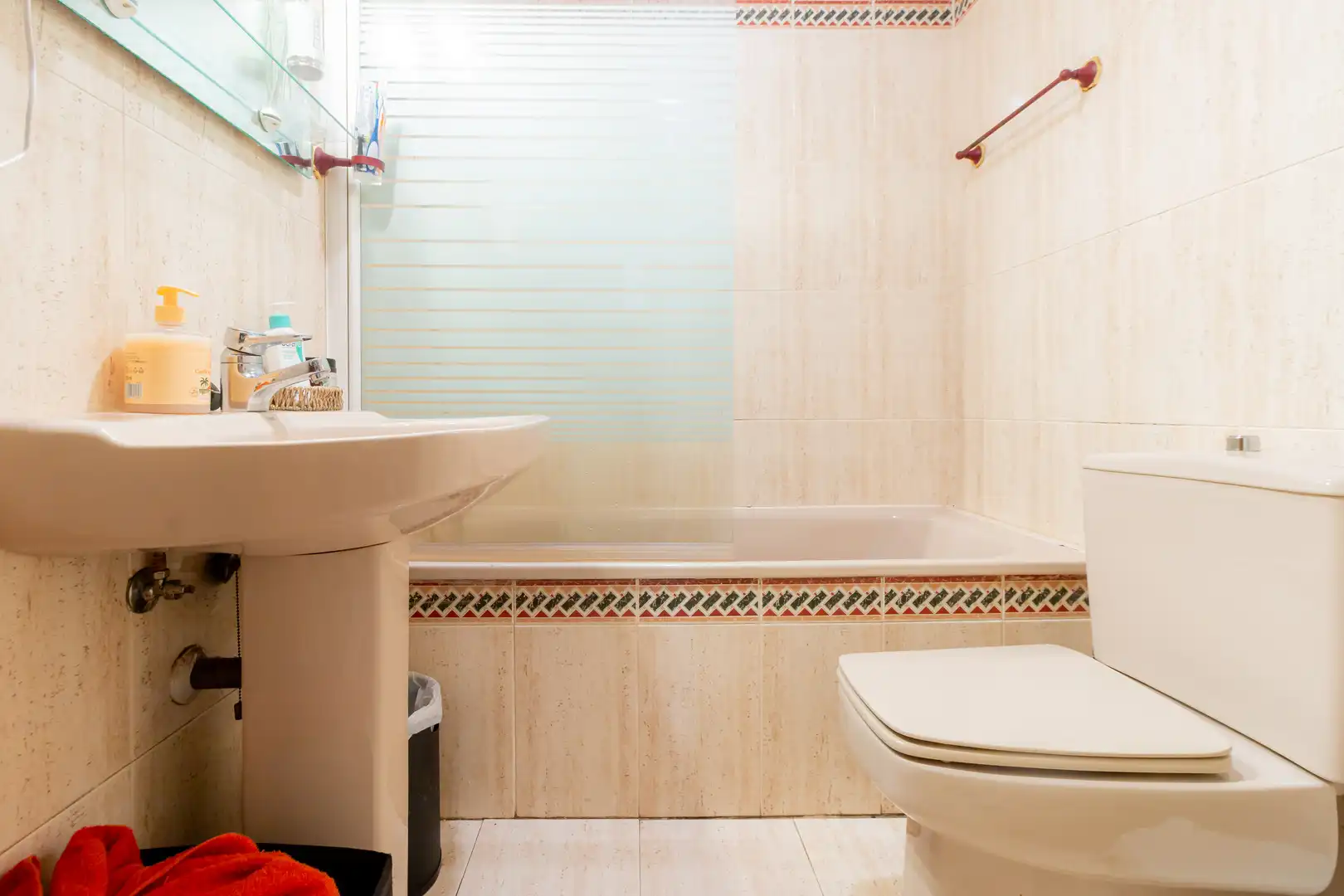 Badezimmer von Wohnung zum Verkauf in Pinto mit Heizung