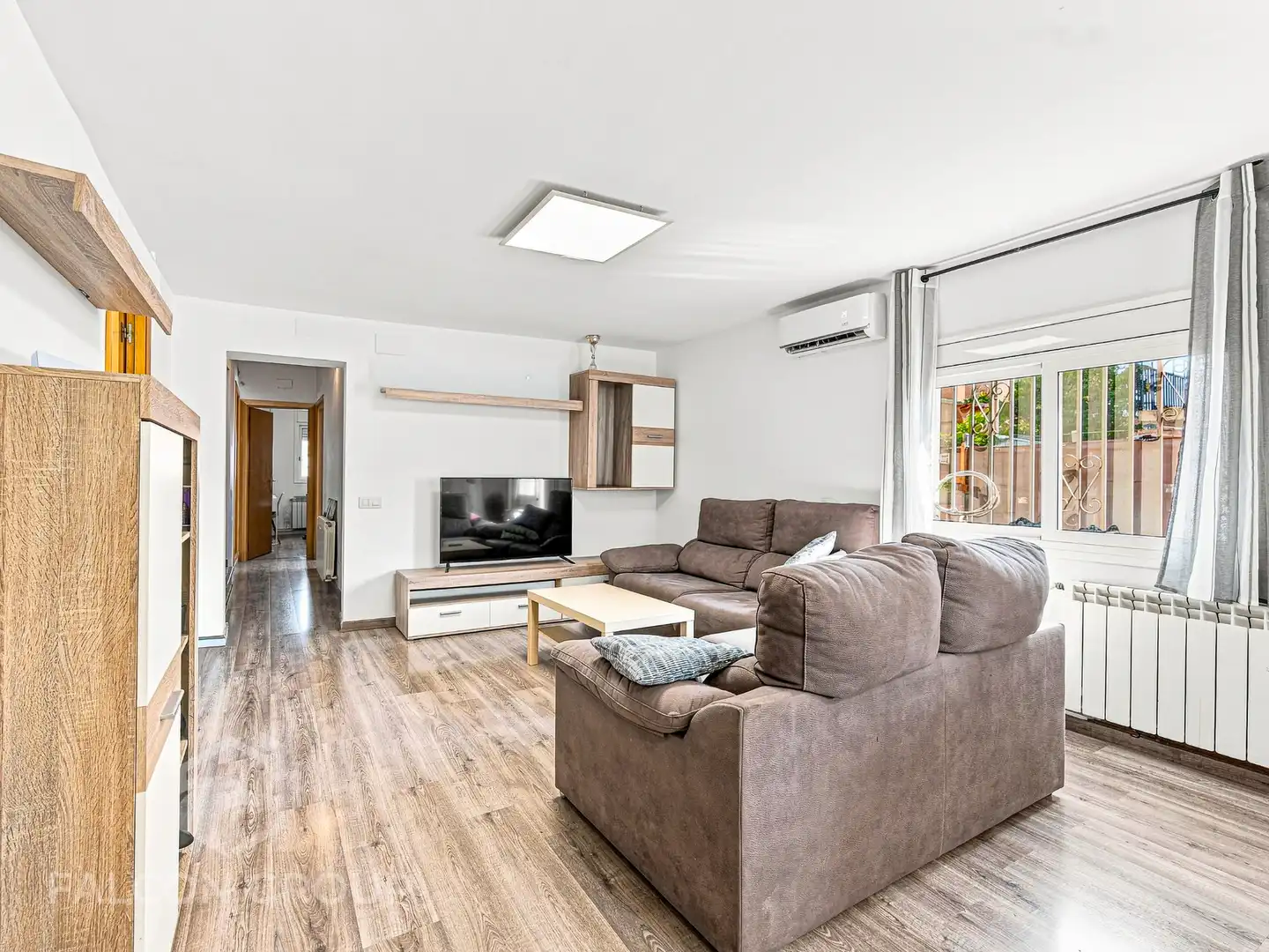 Sala de estar de Finca rústica en venta en Vilanova i la Geltrú con Aire acondicionado, Calefacción y Jardín privado