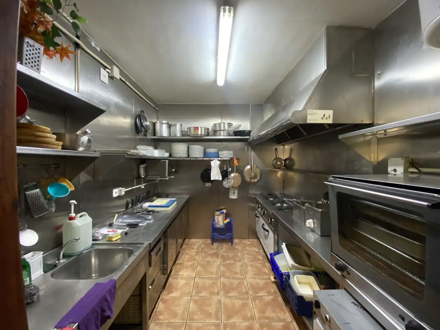 Cuina de Local en venda en Cornellà de Llobregat amb Aire condicionat