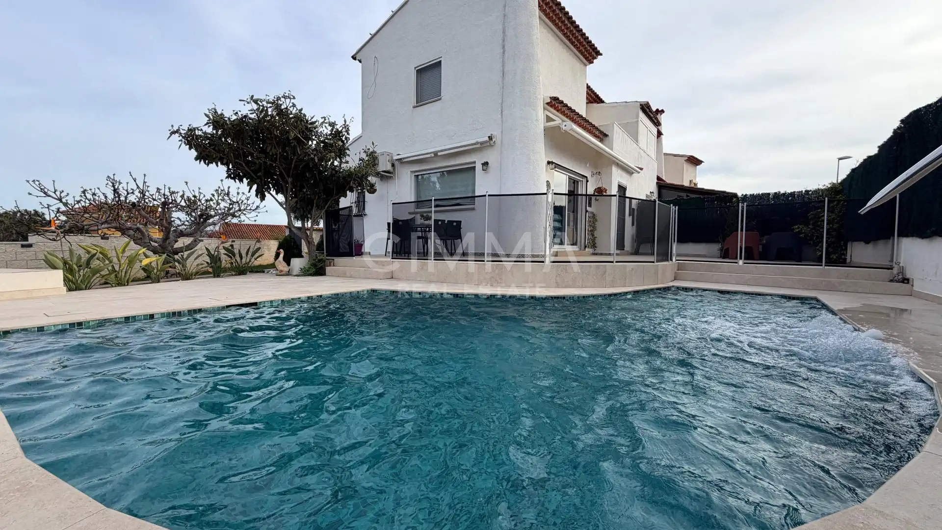 Schwimmbecken von Einfamilien-Reihenhaus zum Verkauf in La Nucia