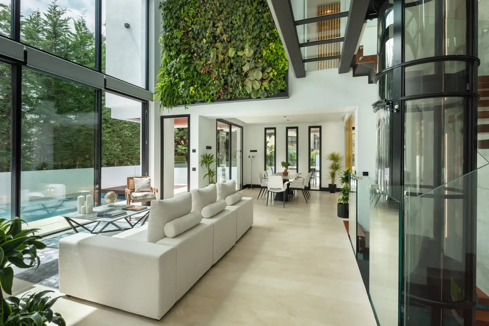 Sala d'estar de Casa o xalet en venda en Marbella amb Aire condicionat, Jardí privat i Terrassa