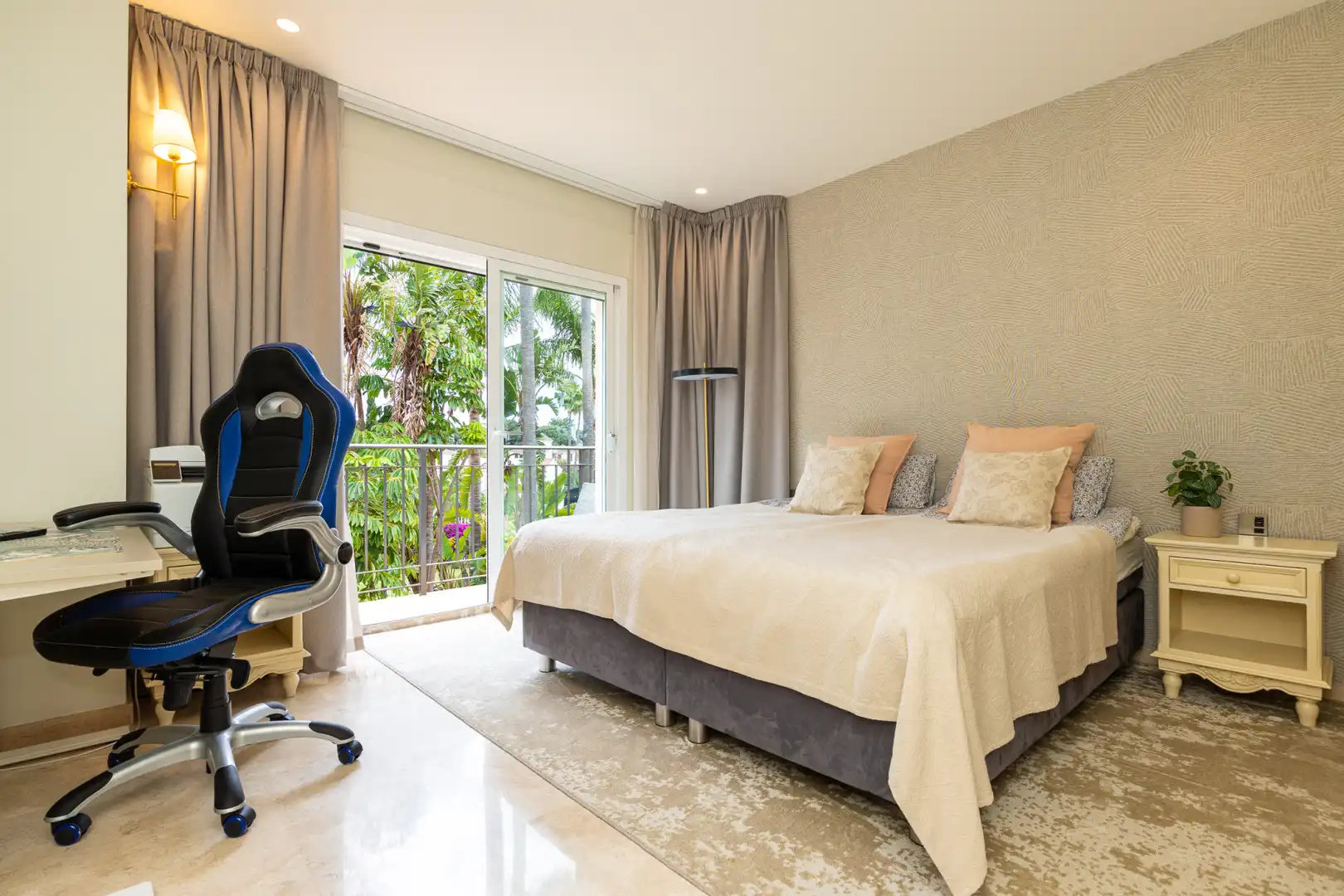 Dormitori de Casa o xalet en venda en Marbella amb Aire condicionat, Jardí privat i Terrassa