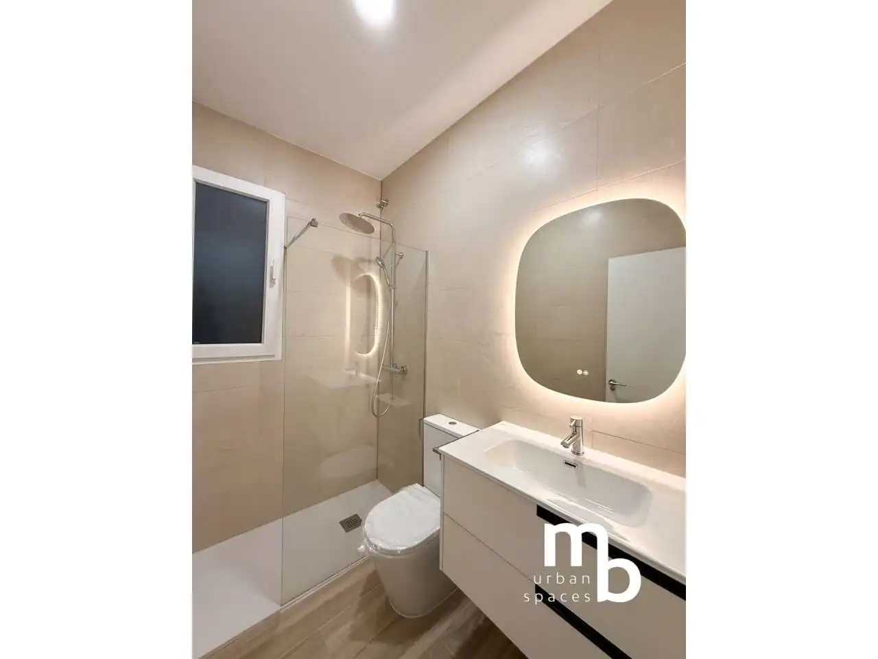 Bathroom of Flat for sale in Madrid  with Air Conditioner and Heating