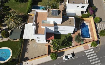 Vista exterior de Casa o xalet en venda en Bollullos de la Mitación amb Aire condicionat, Terrassa i Piscina