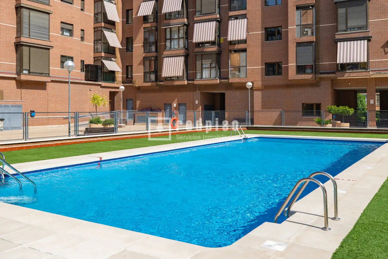 Piscina de Piso en venta en Madrid con Aire acondicionado, Calefacción y Jardín privado