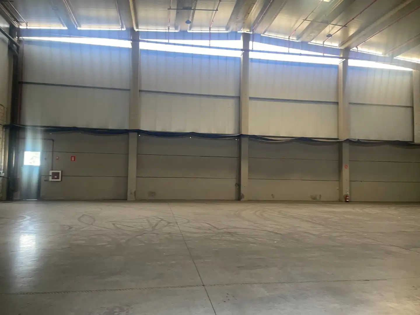 Außenansicht von Fabrikhallen zur Miete in Sevilla