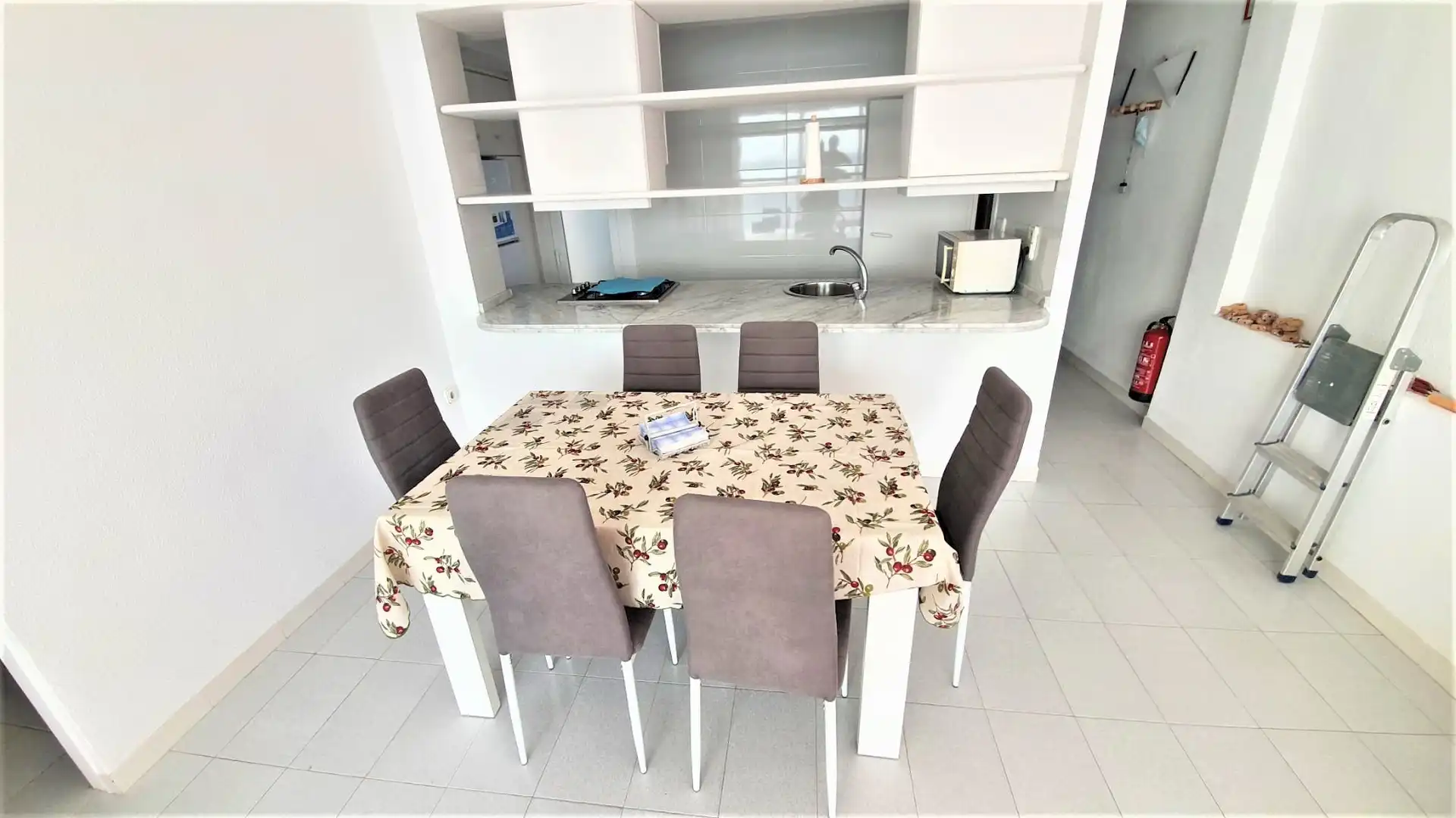 Esszimmer von Wohnung zur Miete in Santa Pola mit Möbliert, Waschmaschine und Mikrowelle