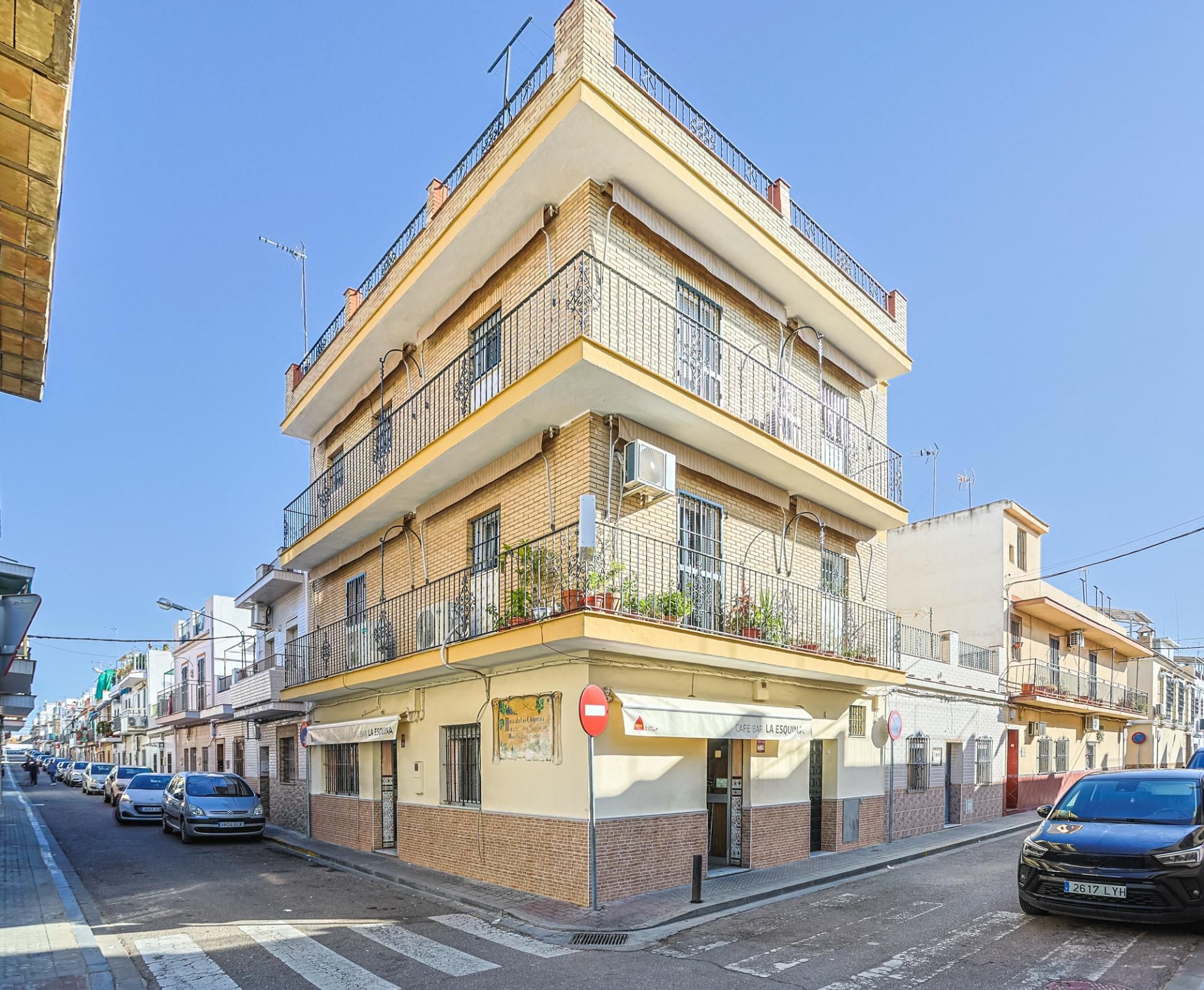 Exterior view of House or chalet for sale in  Sevilla Capital  with Balcony