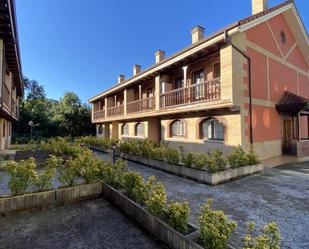 Vista exterior de Casa adosada en venda en Medio Cudeyo amb Calefacció, Jardí privat i Balcó