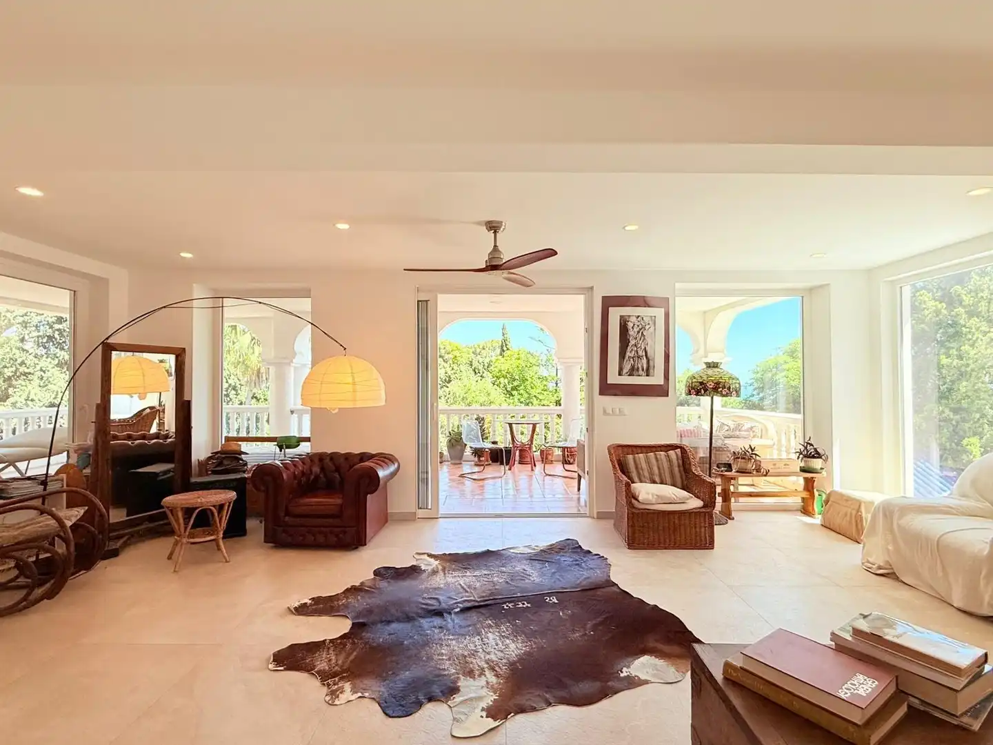 Sala d'estar de Casa o xalet en venda en Benalmádena amb Aire condicionat, Jardí privat i Terrassa