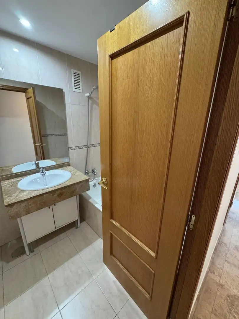 Baño de Piso de alquiler en Valencia con Aire acondicionado, Jardín privado y Terraza