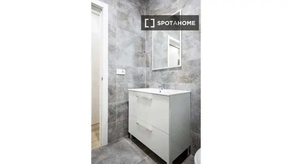 Bathroom of Flat for rent in Madrid  with Air Conditioner, Heating and Furnished