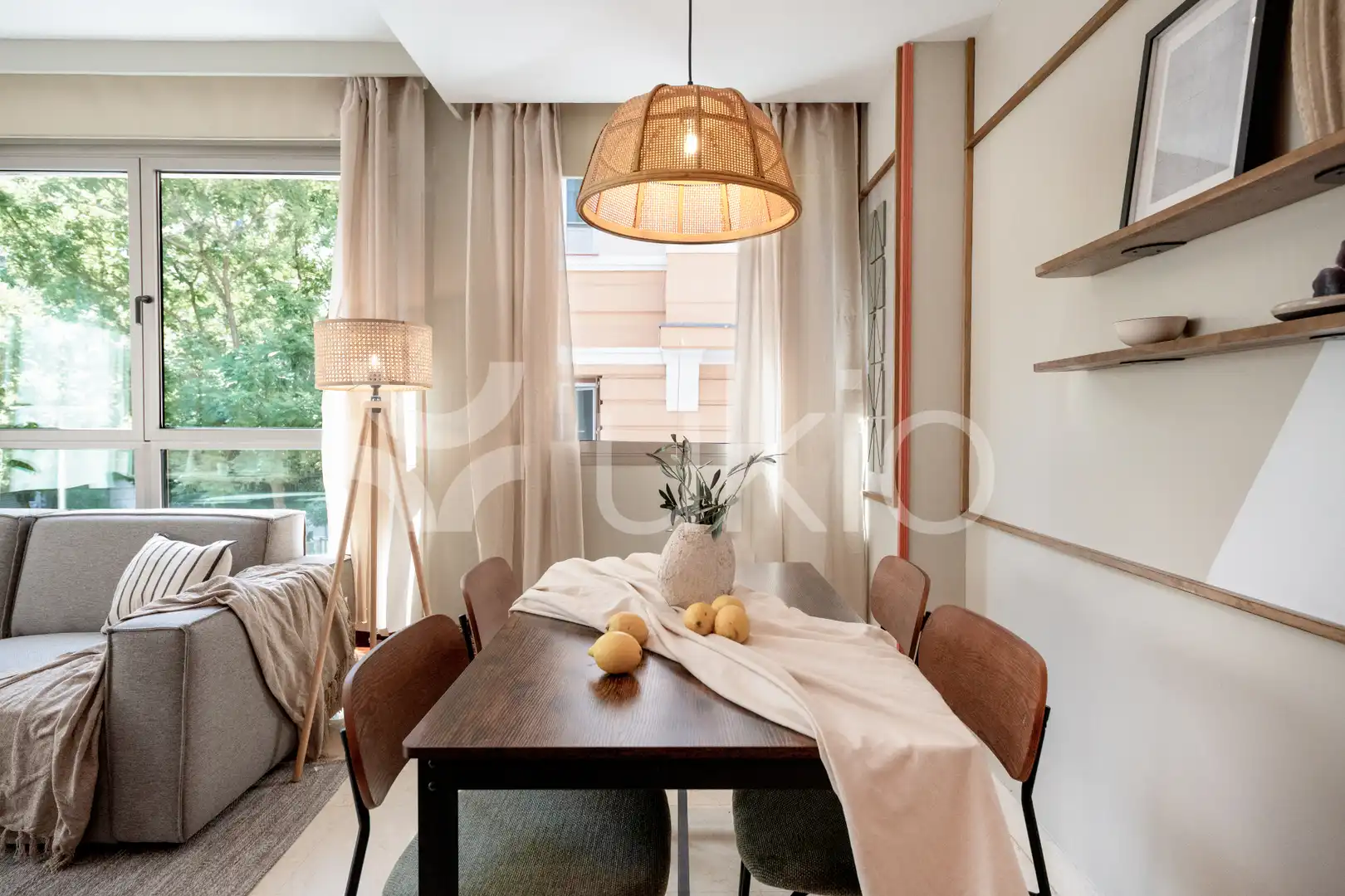 Menjador de Apartament de lloguer en Madrid amb Aire condicionat, Calefacció i Moblat
