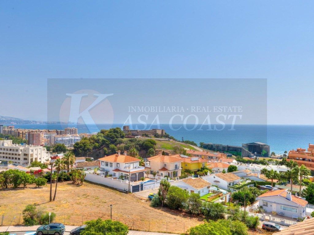 Vista exterior de Àtic en venda en Fuengirola amb Aire condicionat, Jardí privat i Terrassa