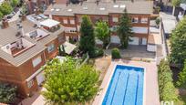 Schwimmbecken von Einfamilien-Reihenhaus zum verkauf in Sant Cugat del Vallès mit Klimaanlage, Terrasse und Schwimmbad