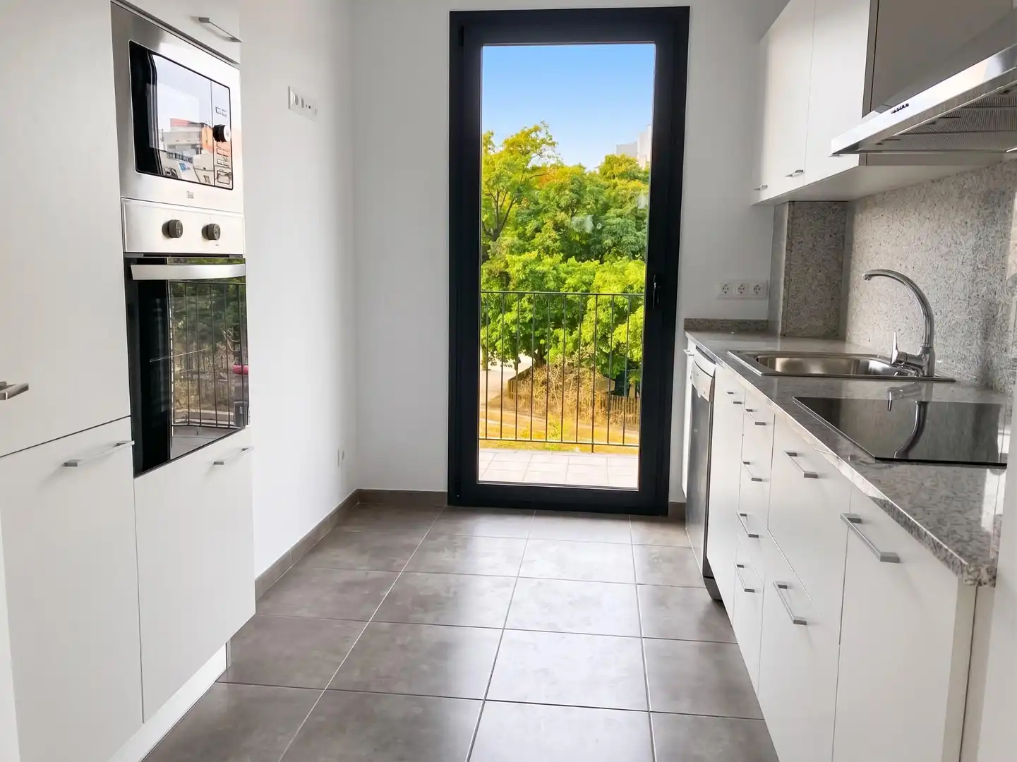 Cocina de Piso en venta en L'Hospitalet de Llobregat con Aire acondicionado, Calefacción y Jardín privado