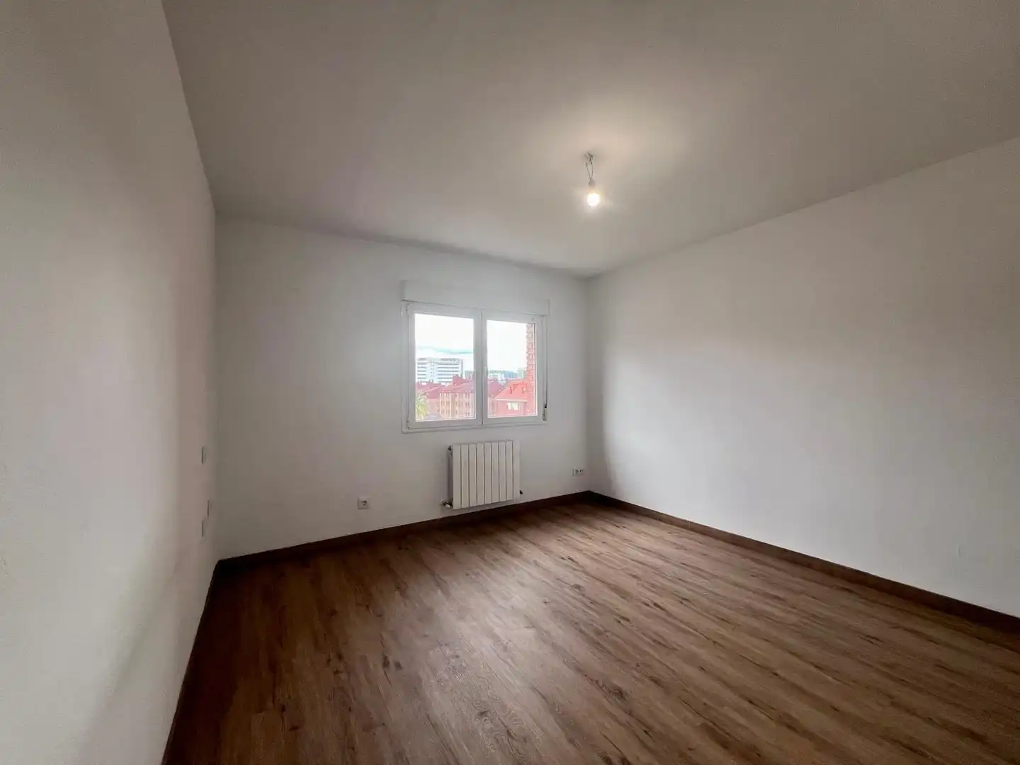 Dormitori de Pis en venda en Oviedo  amb Calefacció i Parquet