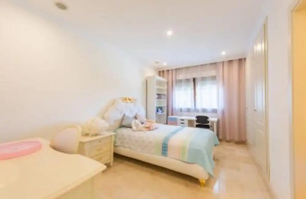 Dormitori de Apartament de lloguer en Marbella amb Aire condicionat, Terrassa i Traster