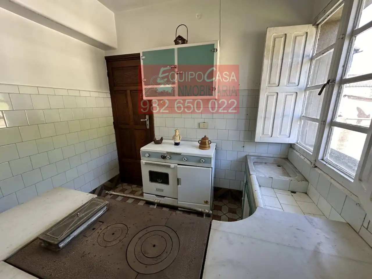 Cuina de Casa adosada en venda en Palas de Rei amb Calefacció, Jardí privat i Parquet