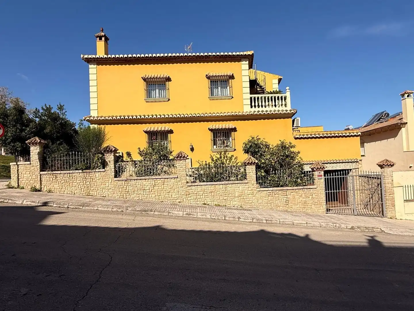 Vista exterior de Casa o xalet en venda en Antequera amb Aire condicionat, Jardí privat i Terrassa