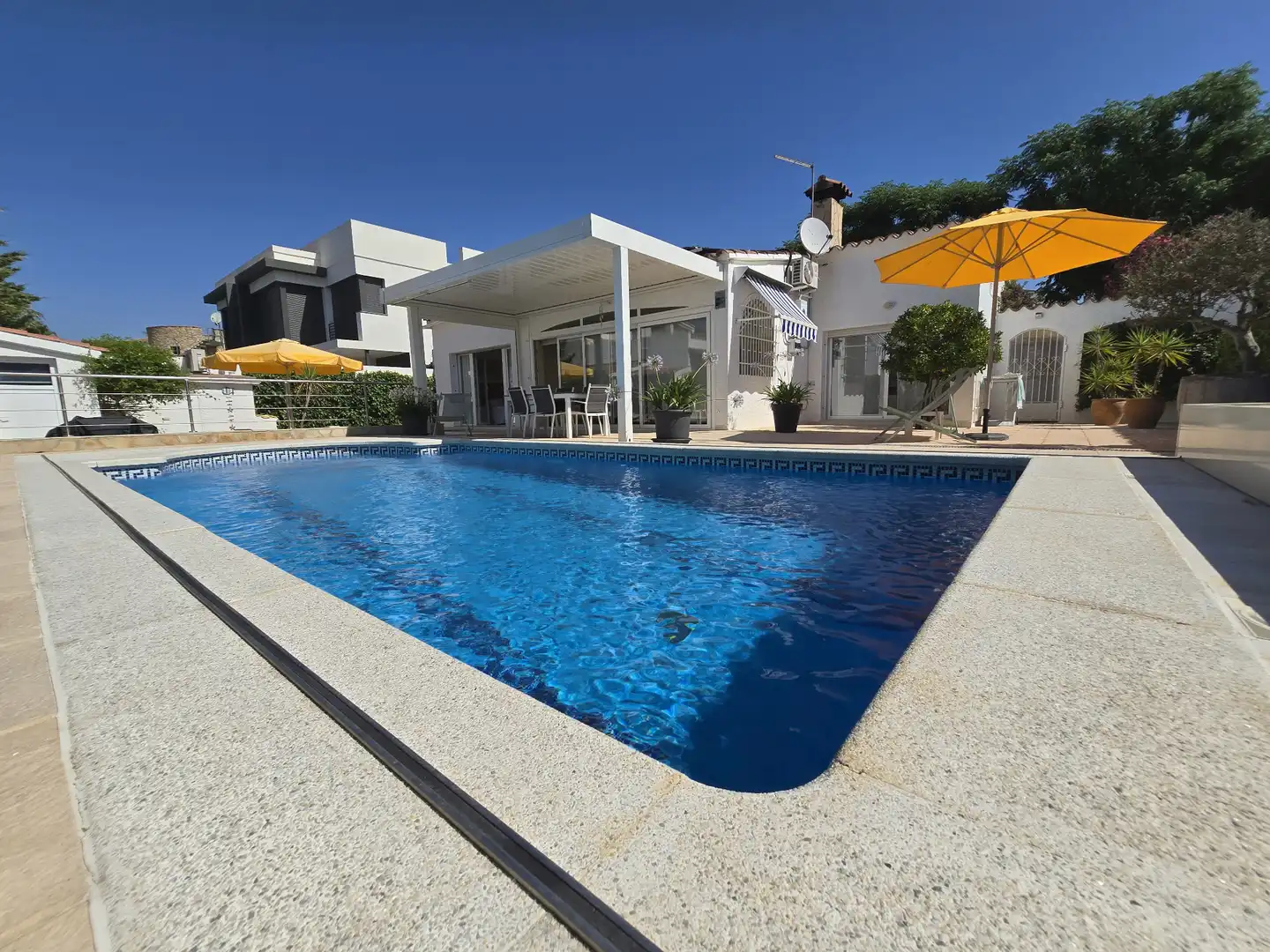 Piscina de Casa o xalet en venda en Empuriabrava amb Aire condicionat, Calefacció i Jardí privat