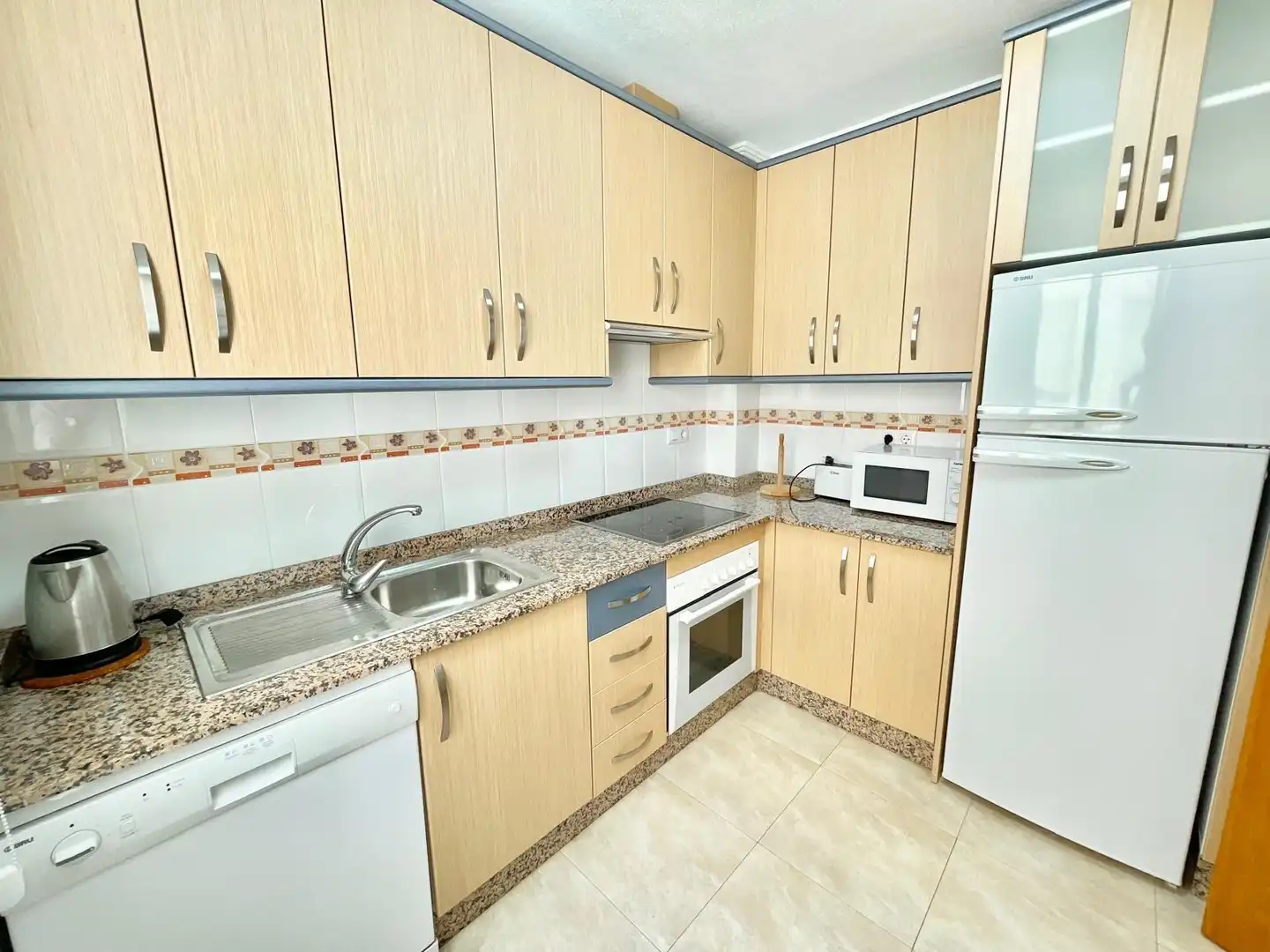 Cuina de Apartament de lloguer en Los Alcázares amb Aire condicionat, Terrassa i Traster