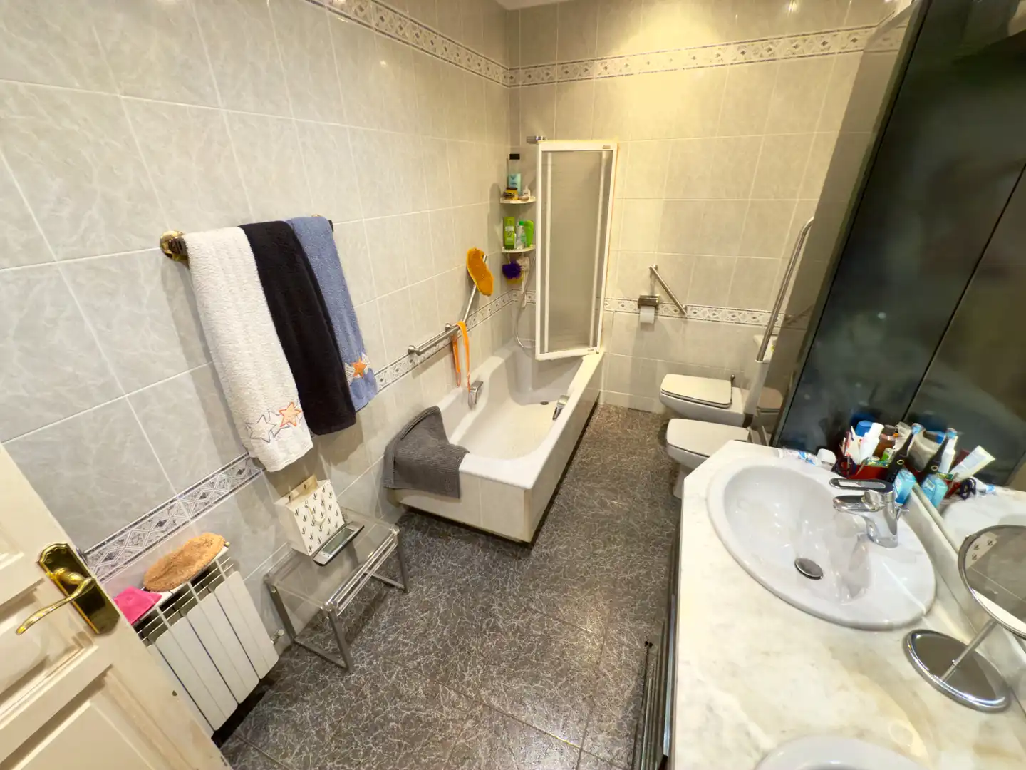 Badezimmer von Erdgeschoss zum Verkauf in Sant Boi de Llobregat mit Klimaanlage, Parkett und Terrasse