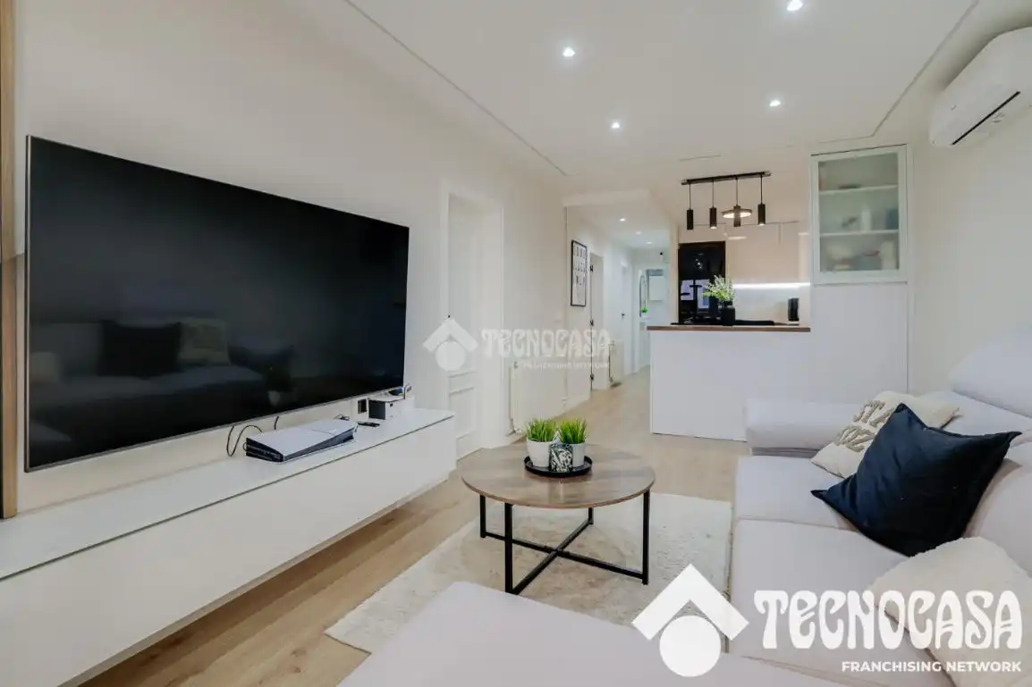 Living room of Flat for sale in Santa Coloma de Gramenet  with Air Conditioner, Heating and Parquet flooring