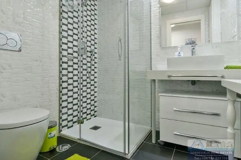 Baño de Apartamento en venta en Torrevieja con Aire acondicionado, Terraza y Piscina