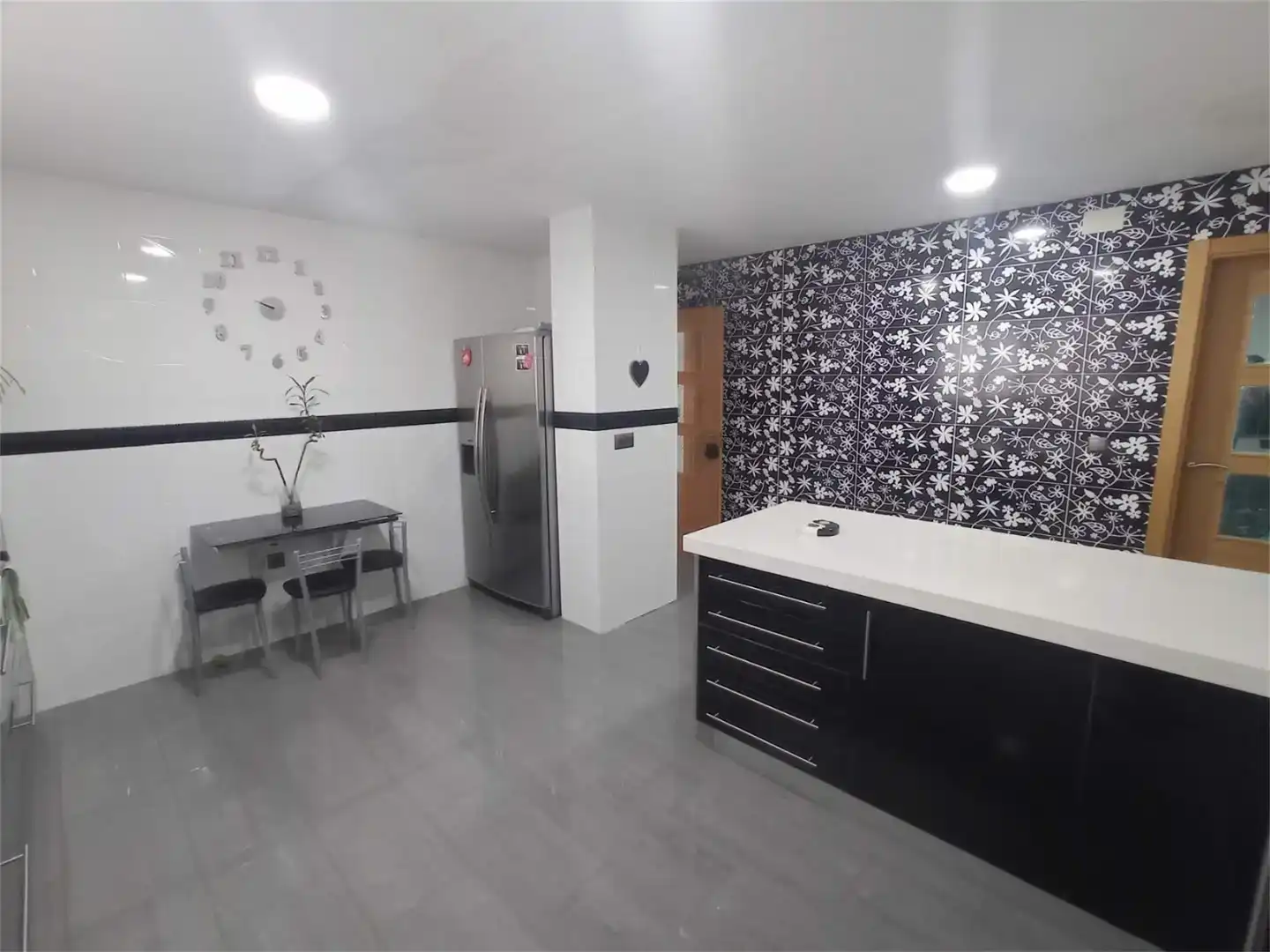 Cuina de Casa adosada en venda en Alfarnate amb Jardí privat, Traster i Moblat