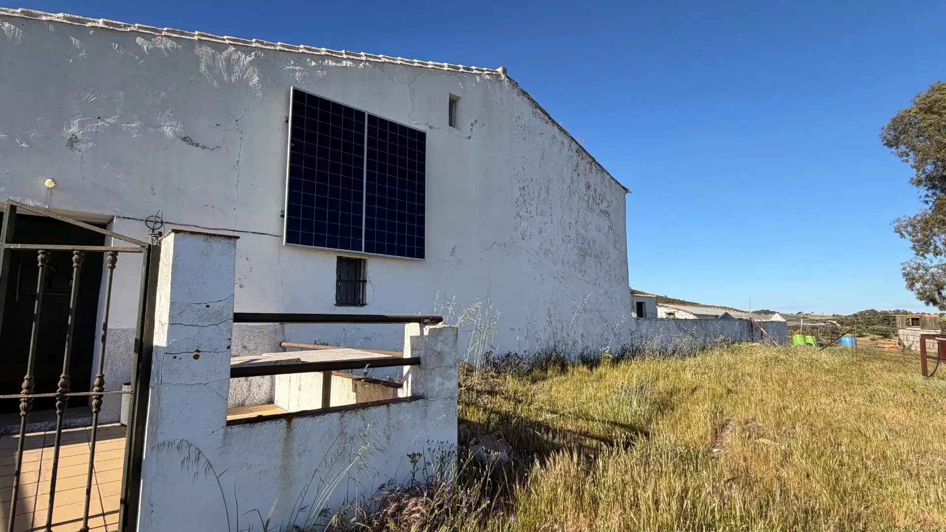 Vista exterior de Finca rústica en venda en Puebla de Guzmán amb Jardí privat i Moblat