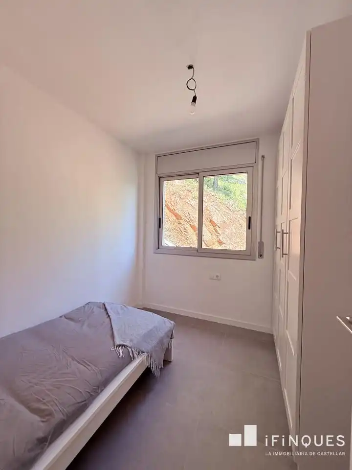 Dormitori de Casa adosada en venda en Castellar del Vallès amb Jardí privat, Terrassa i Balcó