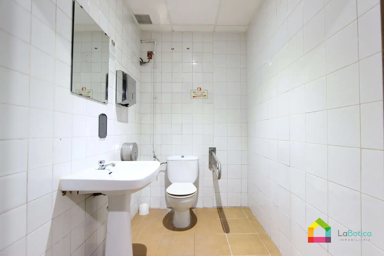 Bathroom of Commercial properties for sale in Ajofrín