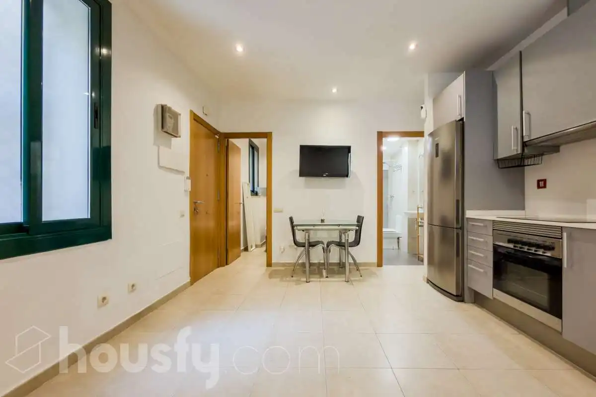 Exterior view of Flat for sale in Barcelona  with Air Conditioner and Furnished