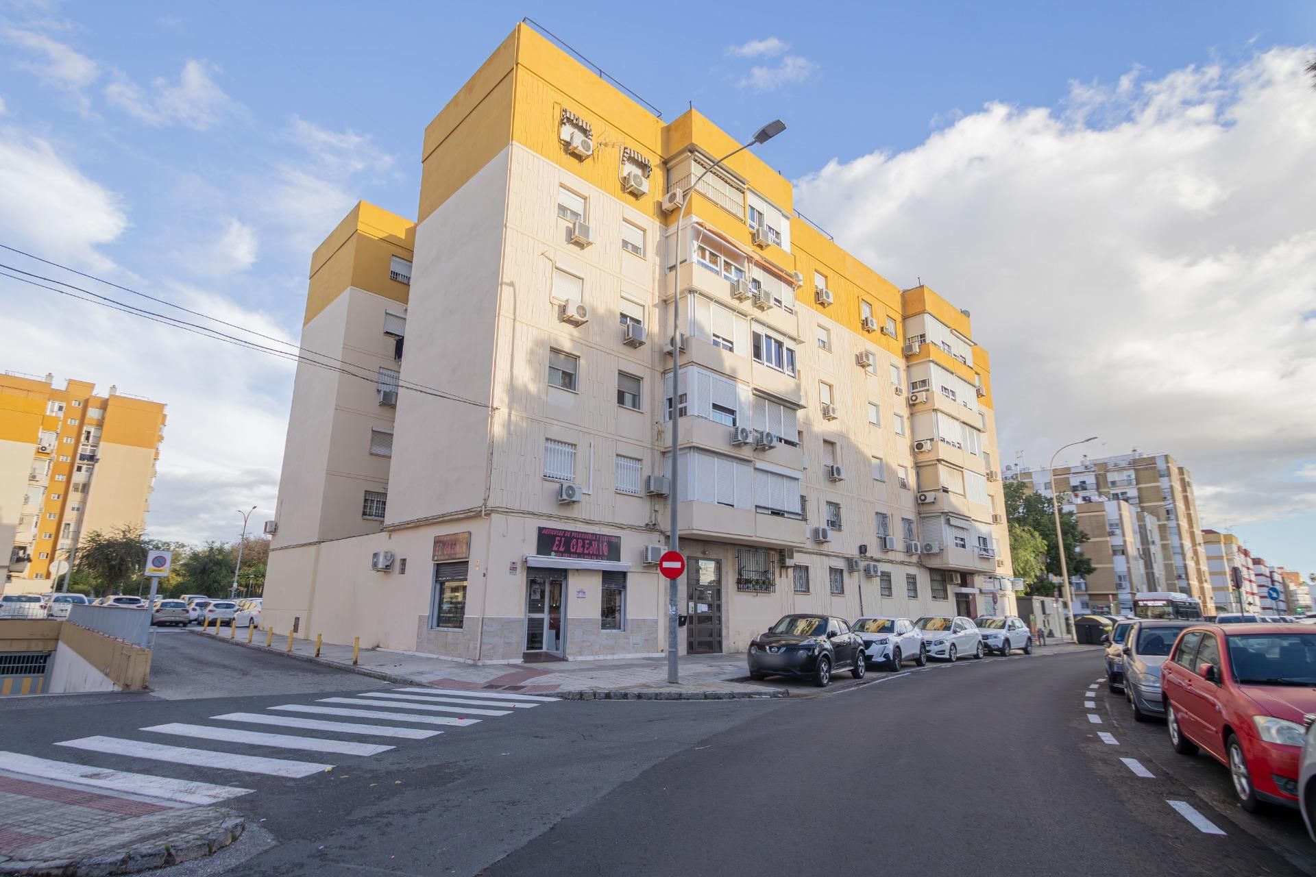 Vista exterior de Pis en venda en  Sevilla Capital amb Aire condicionat i Balcó