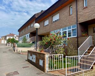 Vista exterior de Casa adosada en venda en Llanera amb Calefacció, Jardí privat i Terrassa