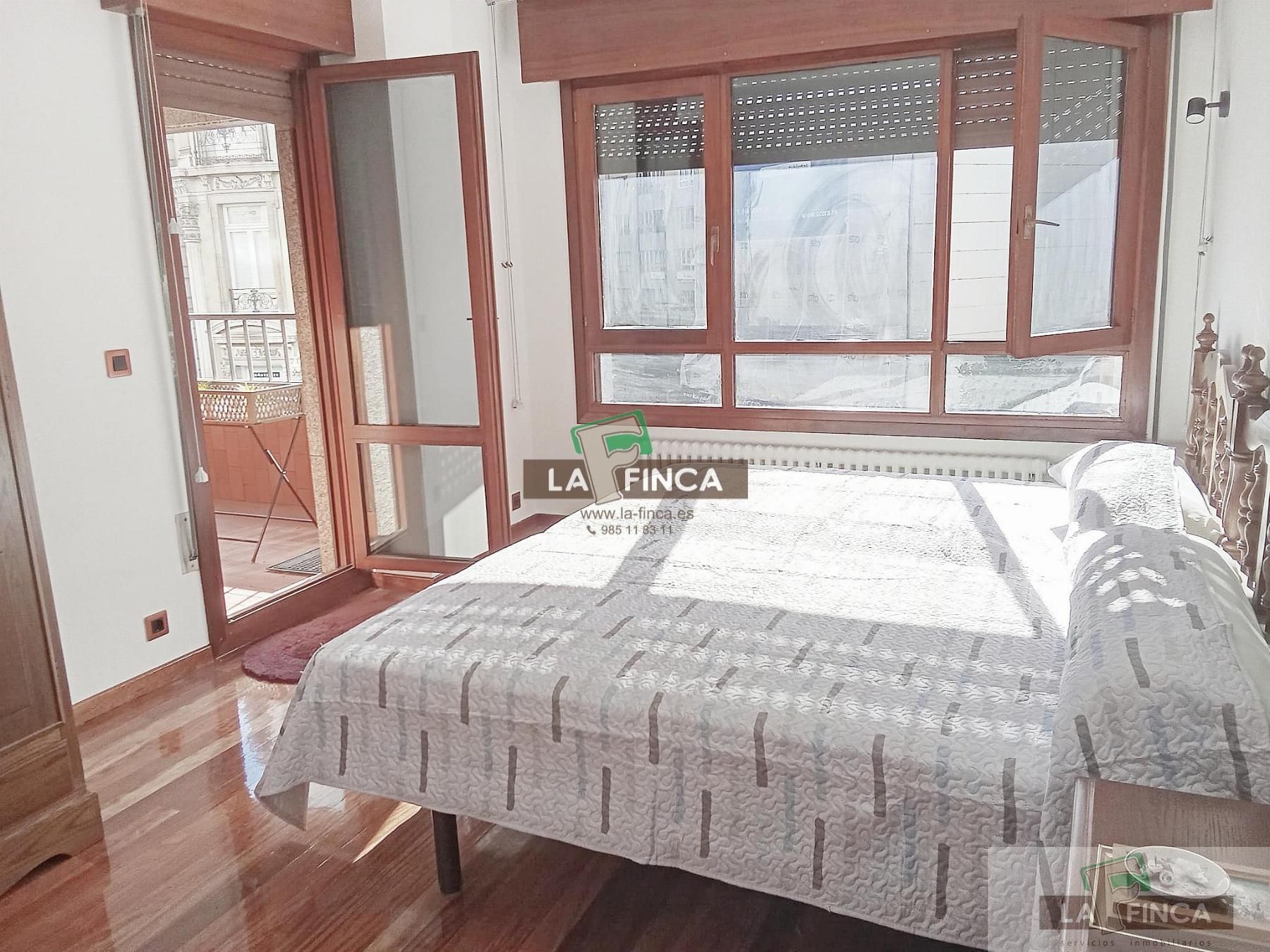 Dormitori de Apartament de lloguer en Oviedo  amb Calefacció, Parquet i Terrassa