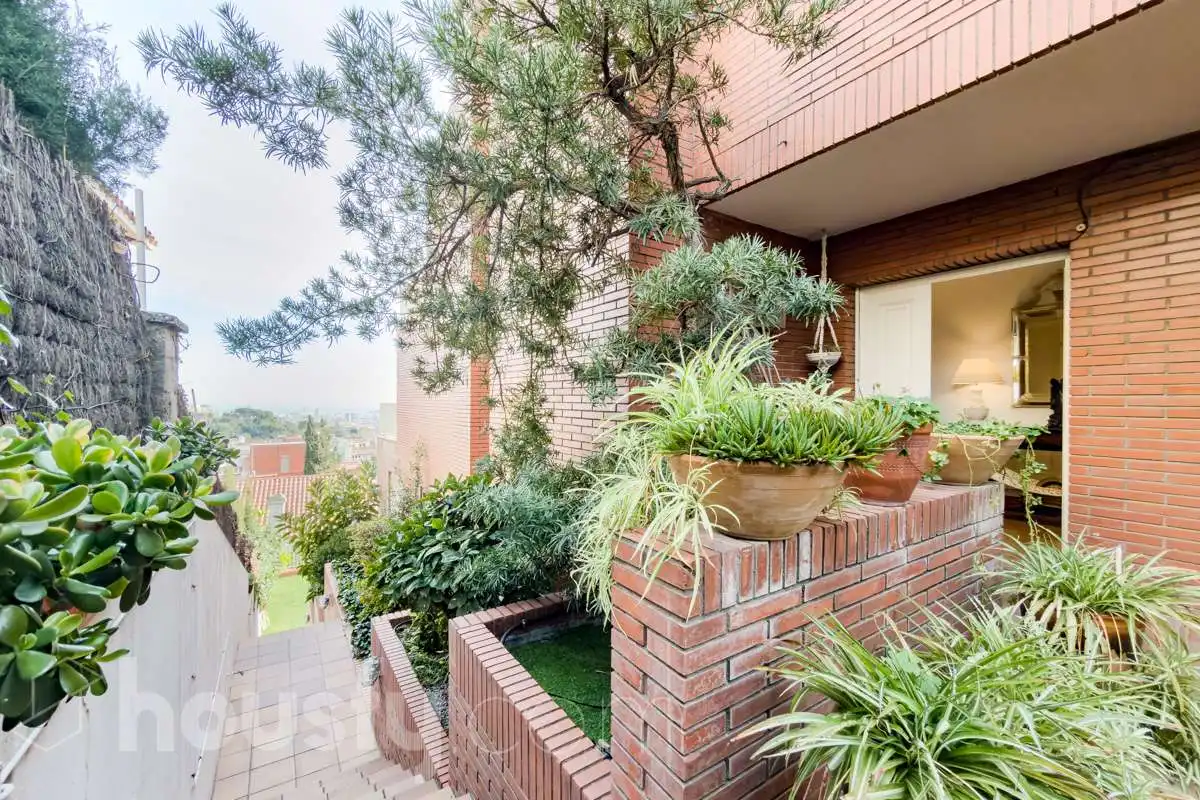 Vista exterior de Casa o xalet en venda en Barcelona amb Aire condicionat, Calefacció i Jardí privat