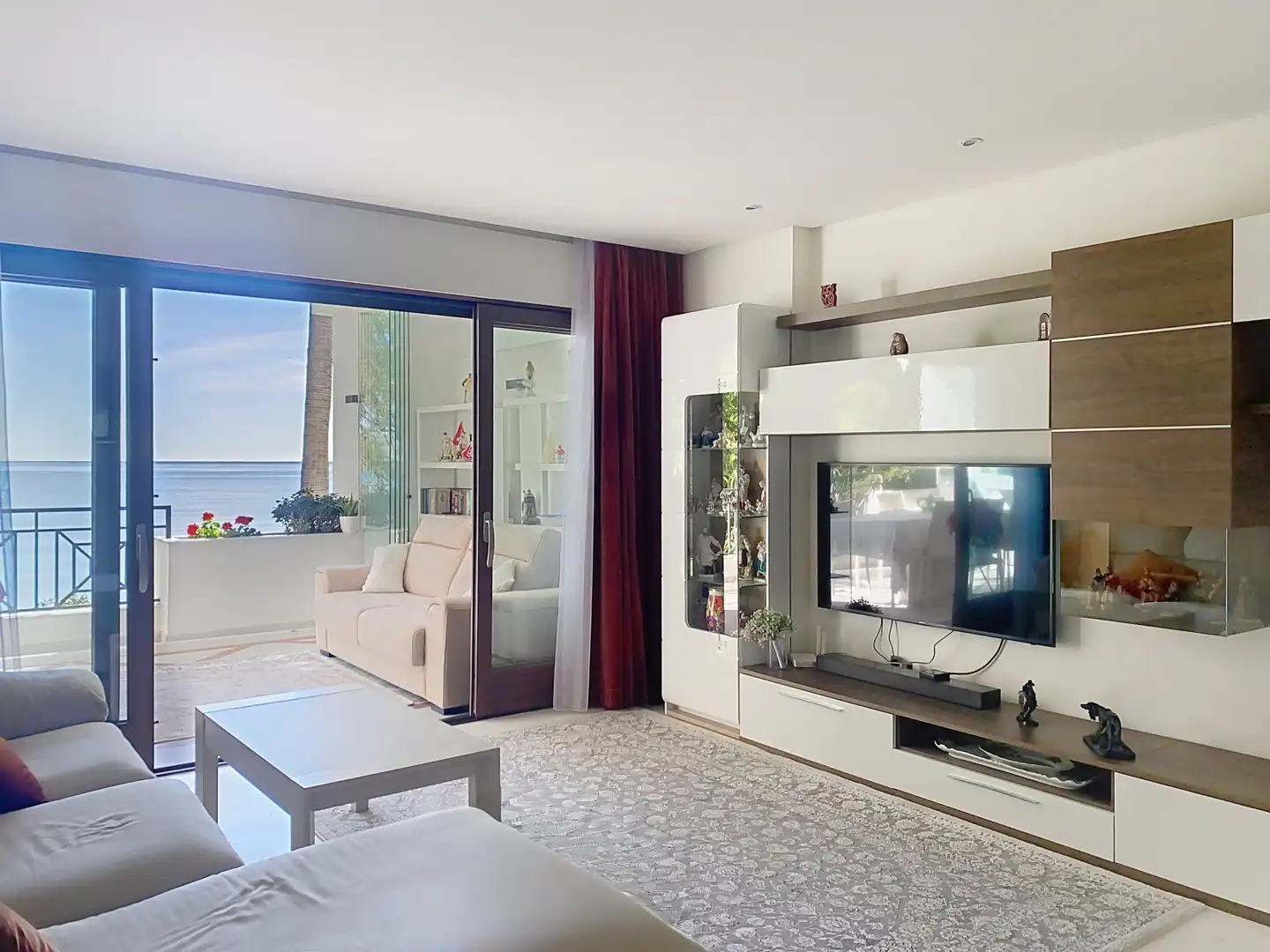 Sala d'estar de Apartament en venda en Estepona amb Aire condicionat, Terrassa i Piscina