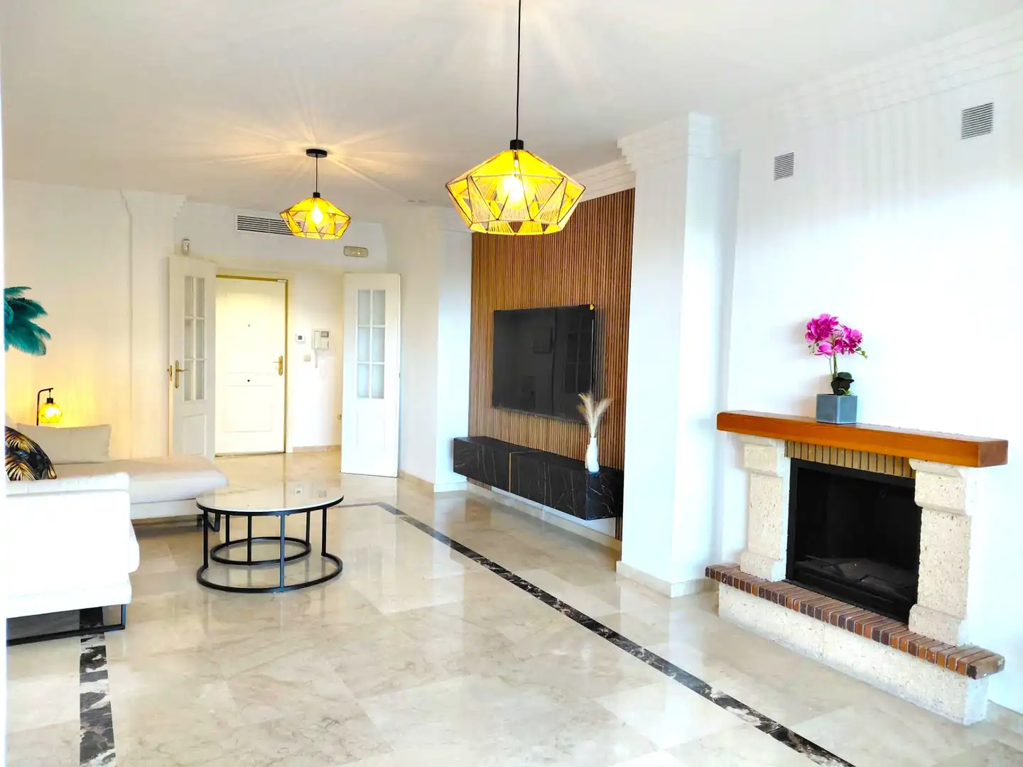 Sala d'estar de Pis en venda en Marbella amb Aire condicionat, Terrassa i Moblat