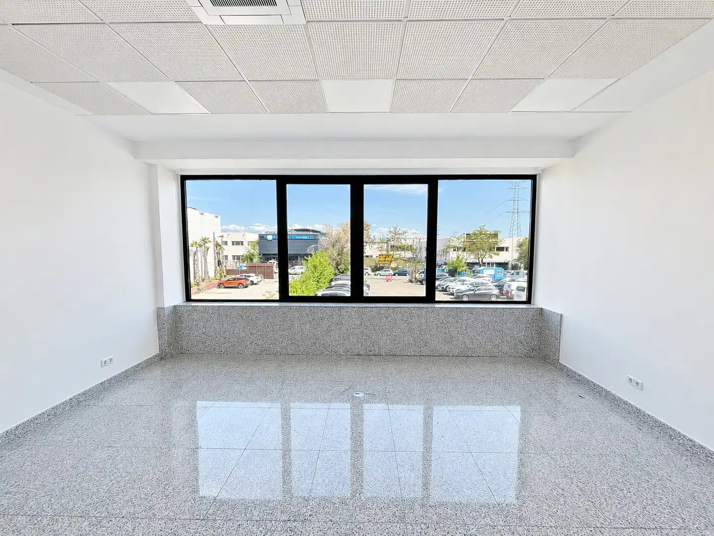 Büro zur Miete in Las Rozas de Madrid mit Klimaanlage, Heizung und Terrasse