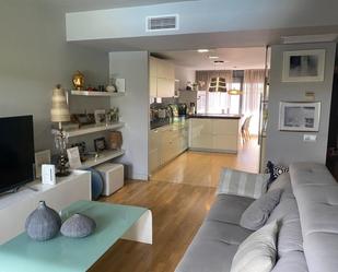 Sala d'estar de Casa adosada en venda en San Sebastián de los Reyes amb Aire condicionat, Calefacció i Jardí privat