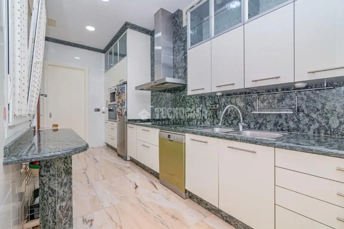 Cocina de Casa o chalet en venta en La Zubia con Aire acondicionado, Calefacción y Jardín privado