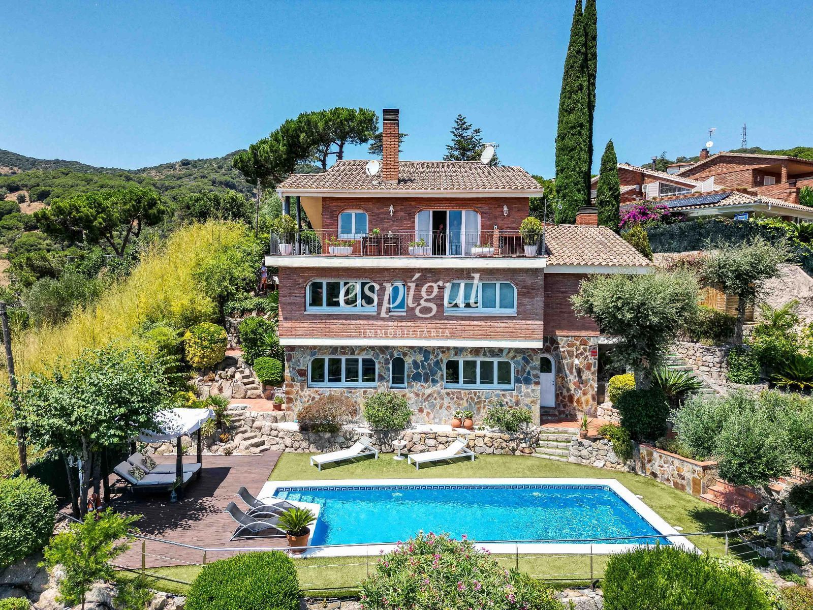 Vista exterior de Casa o xalet en venda en Alella amb Calefacció, Jardí privat i Terrassa